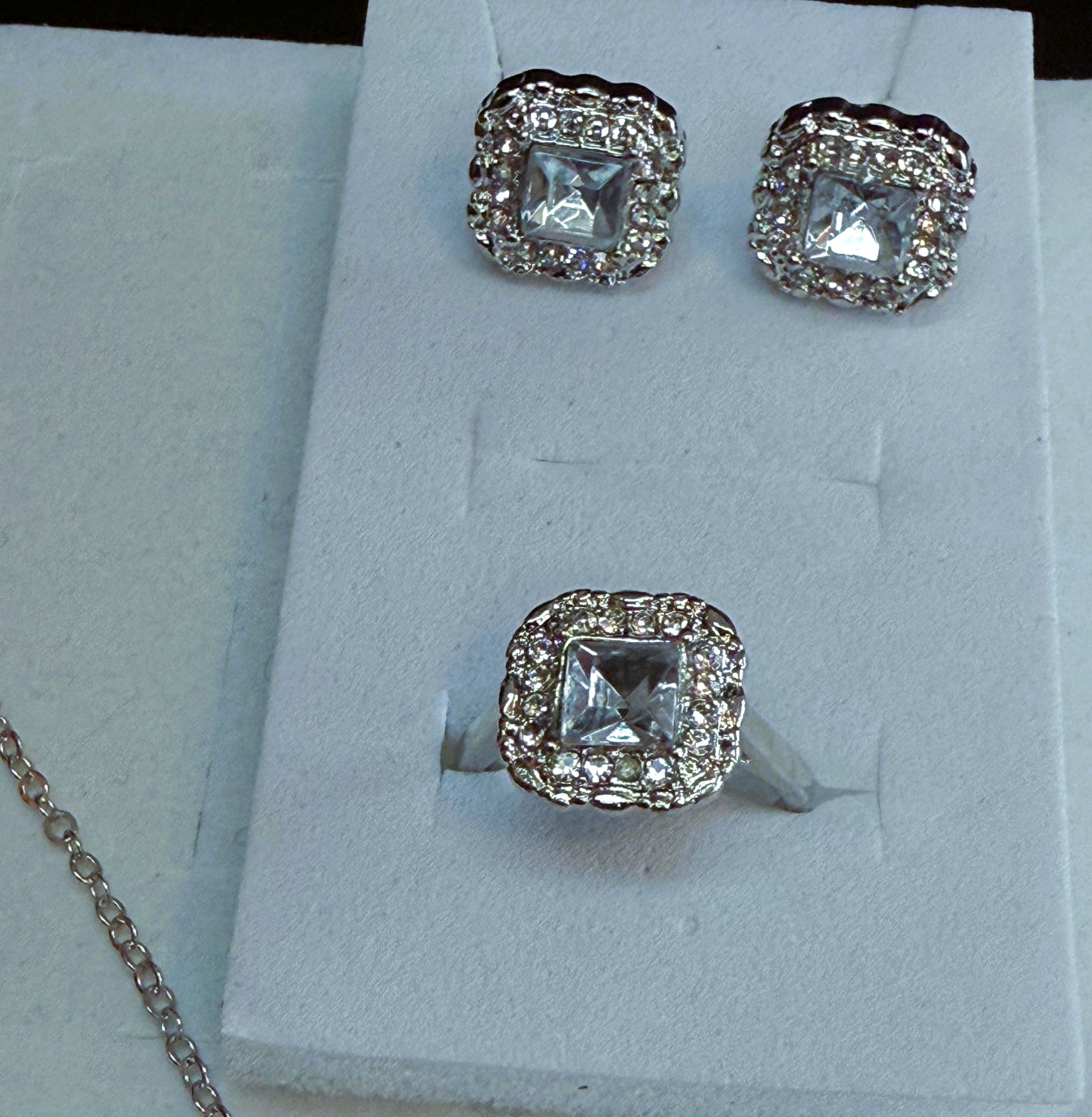 FIO, PENDENTE, BRINCOS E ANEL